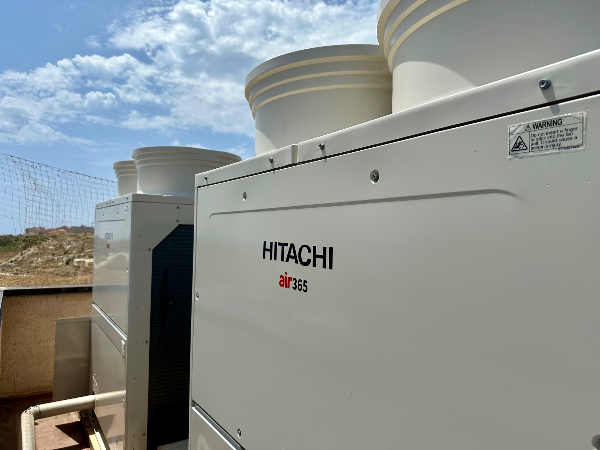 Dettaglio di una unità esterna Hitachi air365 installata al Castello Tafuri