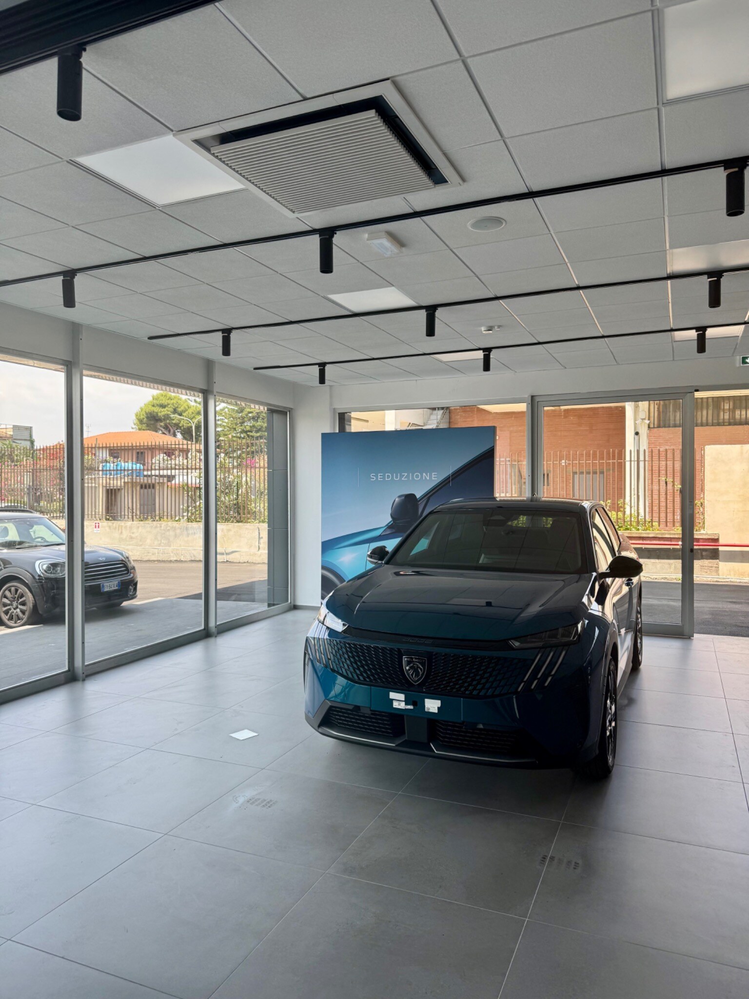 Showroom Peugeot Catania con cassette a quattro vie integrate nel controsoffitto