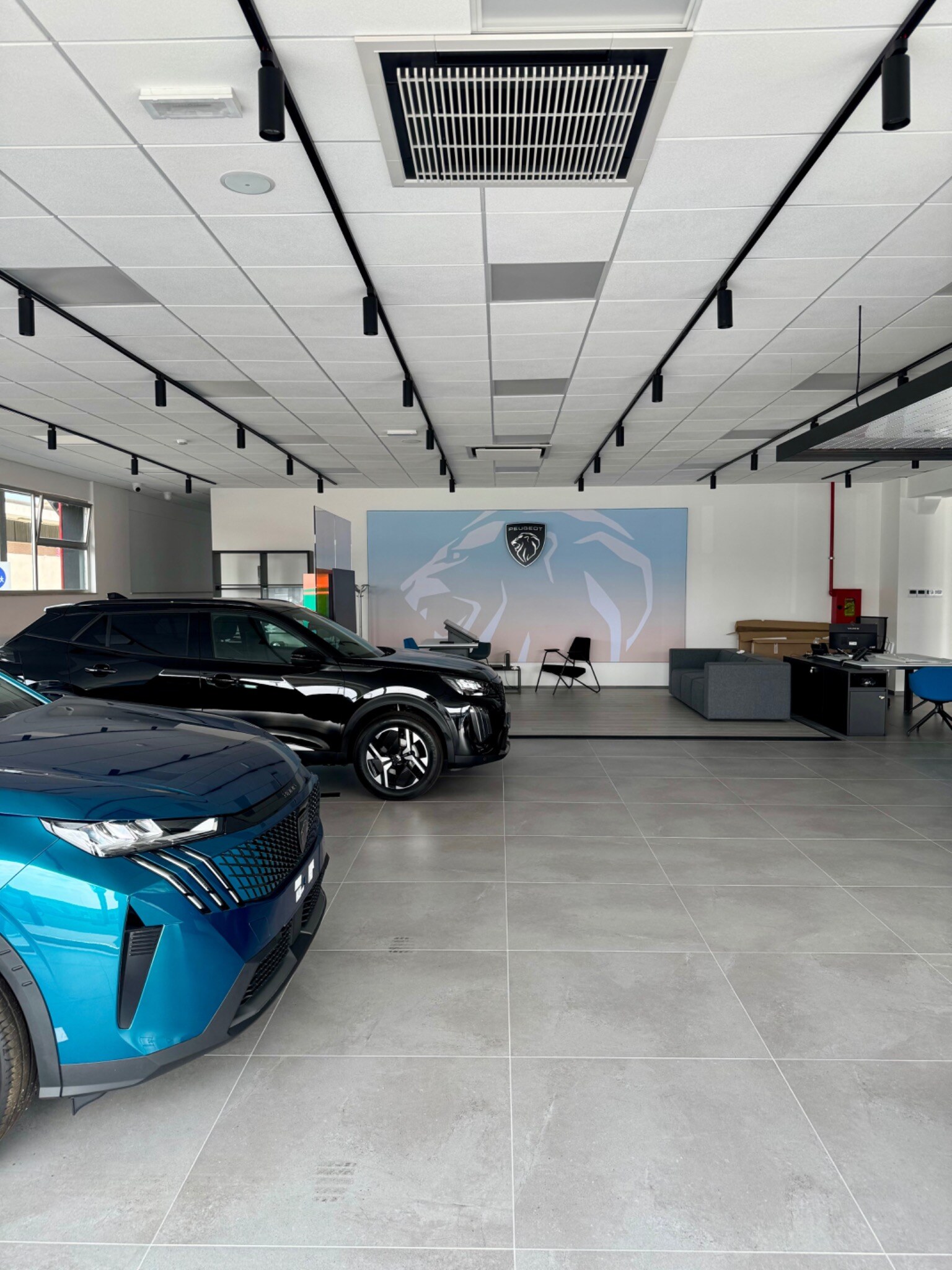 Interno dello showroom Peugeot Catania con terminali Hitachi a soffitto