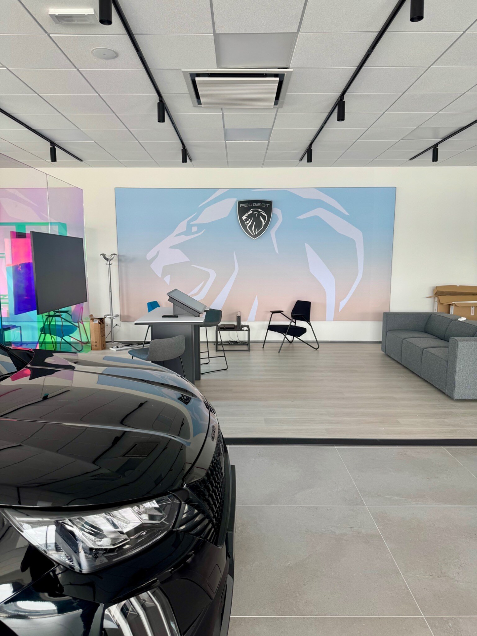 Showroom Peugeot Catania con vetture esposte e cassette a quattro vie