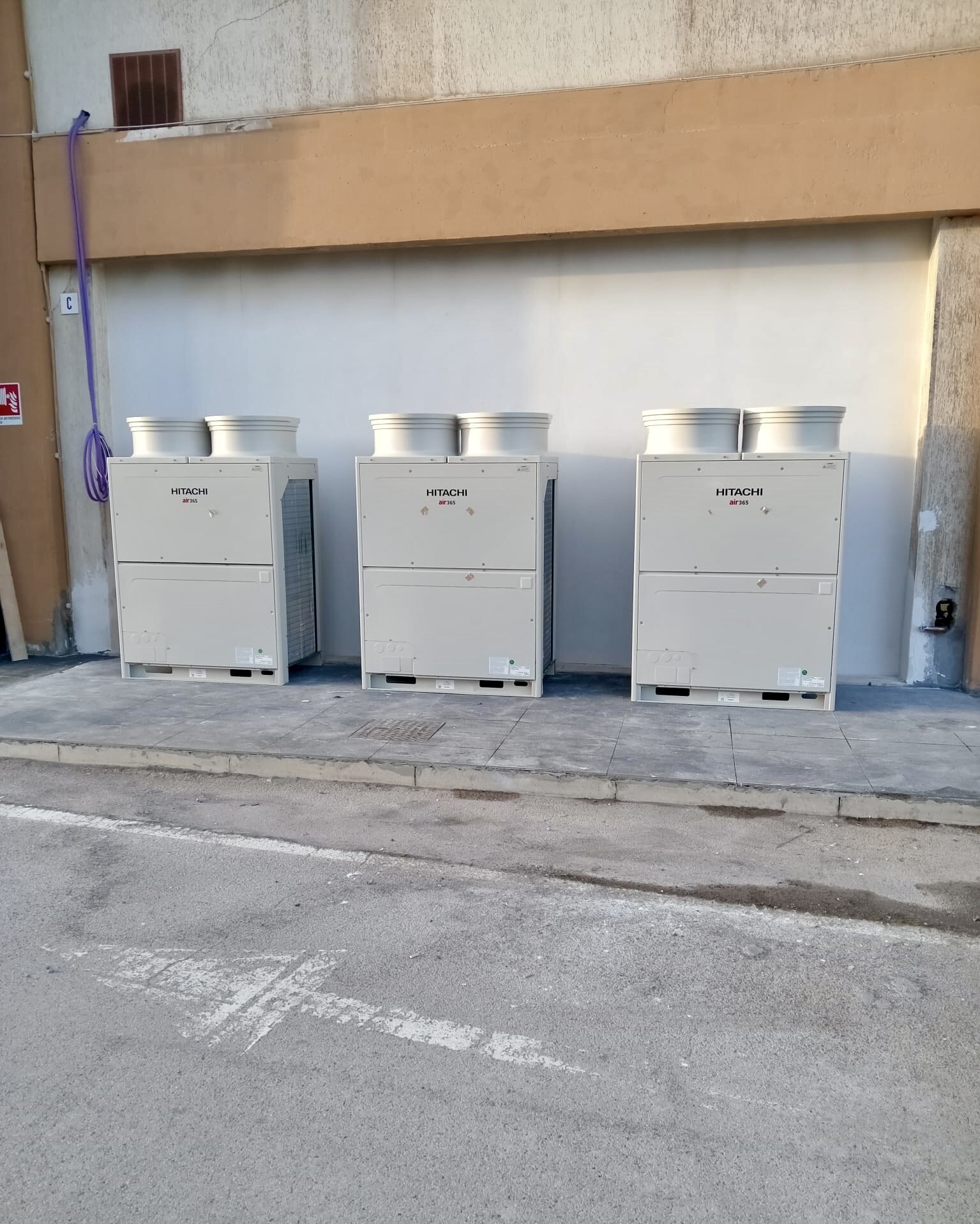 Unità esterne Hitachi VRF installate presso la concessionaria Peugeot a Catania
